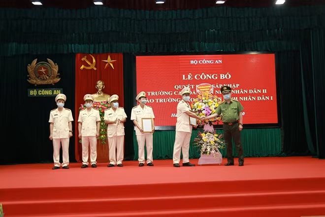 Thứ trưởng Nguyễn Văn Thành công bố quyết định sáp nhập và tặng hoa chúc mừng Ban giám hiệu Trường Cao đẳng ANND I