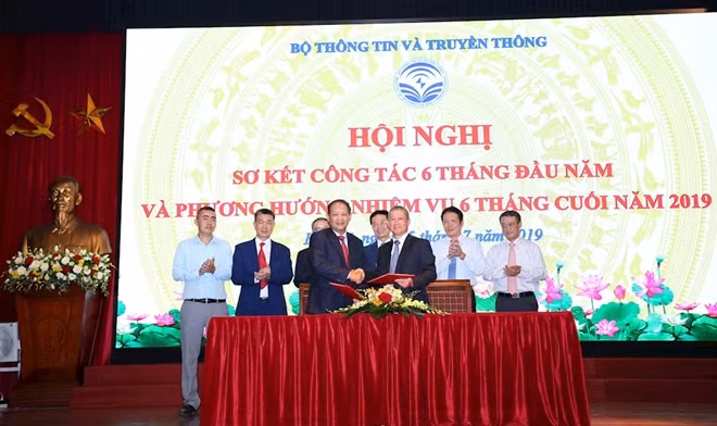 Thứ trưởng Bộ TT&TT Nguyễn Thành Hưng ký kết chương trình phối hợp với UBND tỉnh Bắc Kạn
