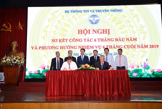 Bộ trưởng Nguyễn Mạnh Hùng và các đại biểu chứng kiến lễ ký kết chương trình hợp tác giữa Bộ TT&TT với UBND tỉnh Bắc Ninh