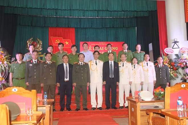 Thứ trưởng Nguyễn Văn Thành với các đại biểu dự lễ khai giảng
