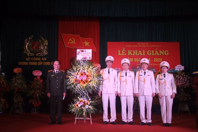 Thứ trưởng Nguyễn Văn Thành tặng hoa cho lãnh đạo nhà trường tại lễ khai giảng
