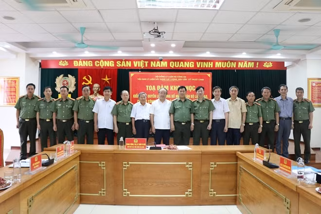 Các đại biểu tham dự Tọa đàm