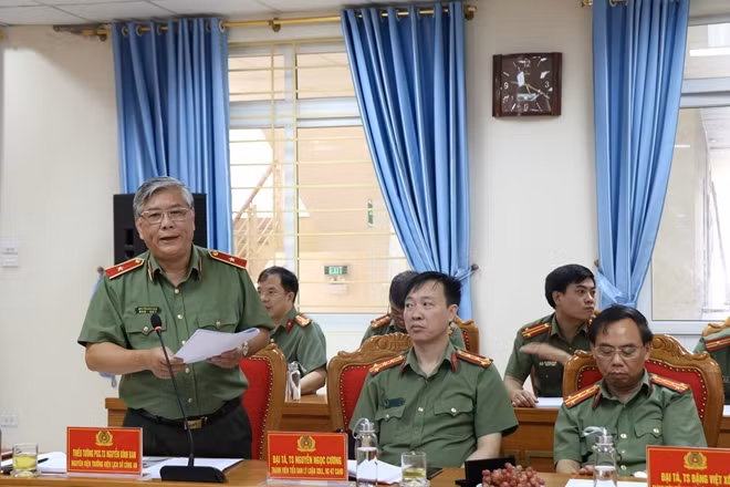 Thiếu tướng Nguyễn Bình Ban phát biểu tại buổi Tọa đàm