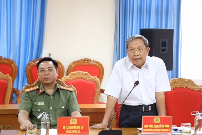 Thiếu tướng Lê Văn Cương phát biểu tại buổi Tọa đàm