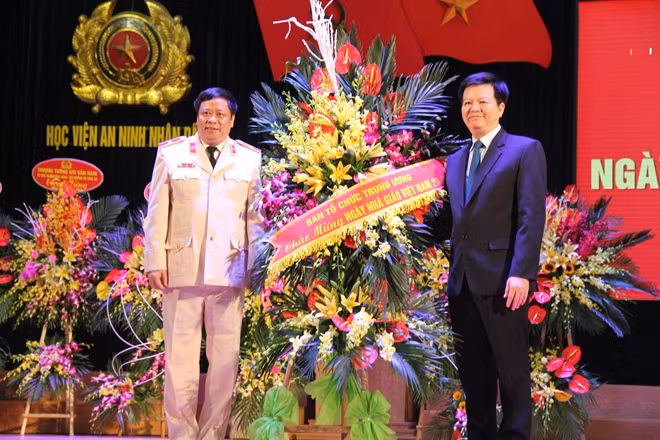 Đại diện Ban tổ chức Trung ương tặng hoa cho Học viện ANND nhân Ngày 20-11