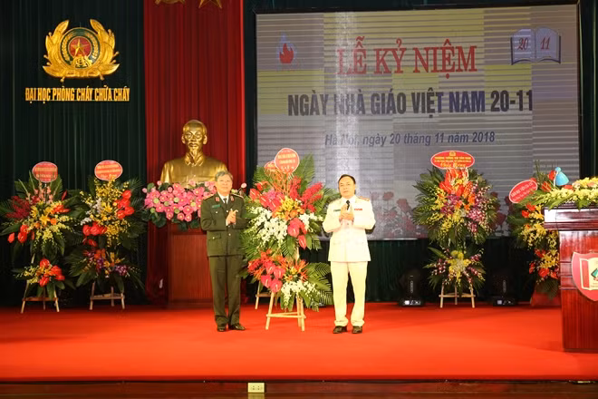 Lãnh đạo Cục đào tạo, Bộ Công an tặng hoa chúc mừng Ngày nhà giáo Việt Nam