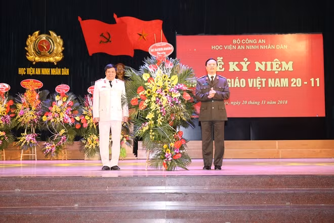 Thiếu tướng Bùi Minh Giám, Cục trưởng Cục đào tạo tặng hoa cho lãnh đạo nhà trường