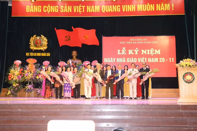 Ban giám đốc Học viện ANND tặng hoa cho các thế hệ cán bộ, lãnh đạo Học viện ANND qua các thời kỳ