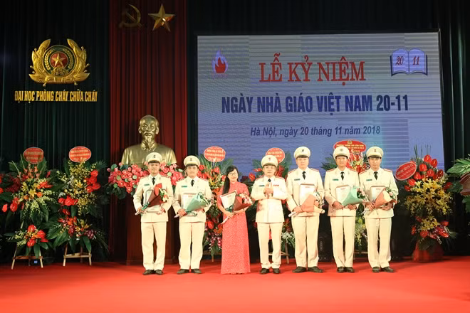 Lãnh đạo Trường Đại học PCCC tặng Bằng khen cho 6 giáo viên dạy giỏi cấp Bộ