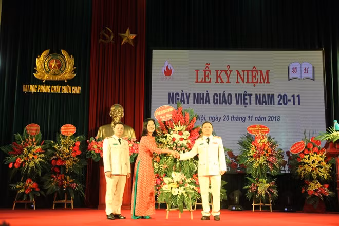 Lãnh đạo Trường Đại học PCCC tặng hoa cho đại diện các tổ chức đoàn thể