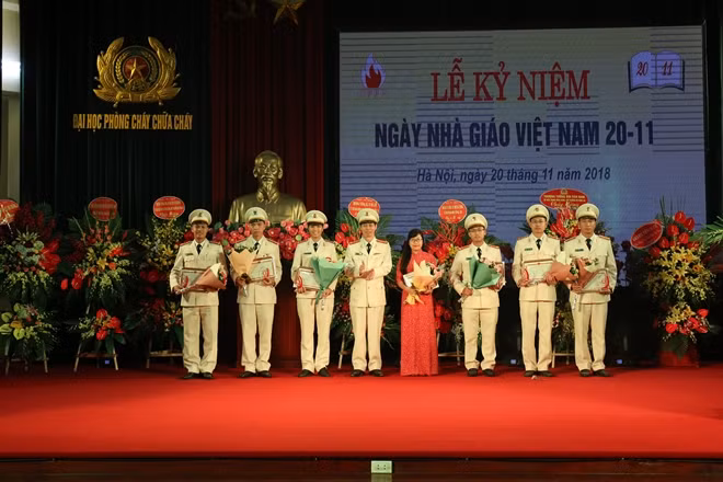 Lãnh đạo Trường Đại học PCCC tặng Bằng khen cho các giáo viên tiêu biểu năm 2018