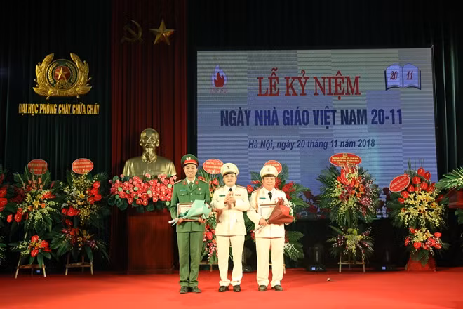 Lãnh đạo trường Đại học PCCC tặng Bằng khen cho các cá nhân tiêu biểu