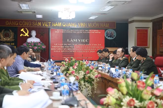 Thứ trưởng Nguyễn Văn Thành và các đại biểu tham dự buổi làm việc