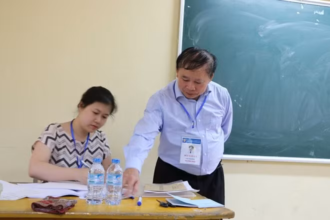 Thứ trưởng Bùi Văn Ga kiểm tra một điểm thi