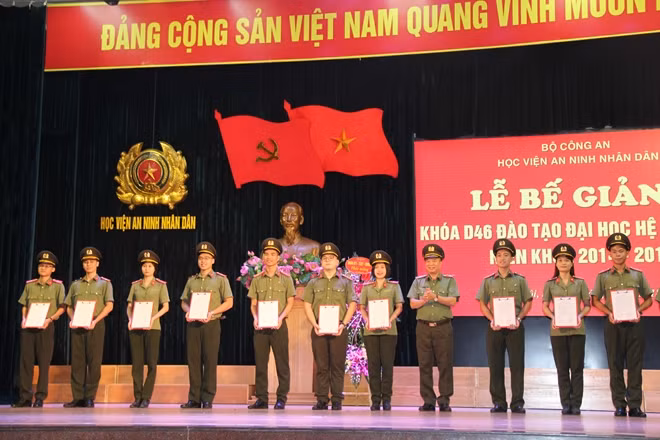 Thiếu tướng Lê Minh Hùng, Phó Giám đốc Học viện ANND trao quyết định phong hàm cho các học viên Khóa D46