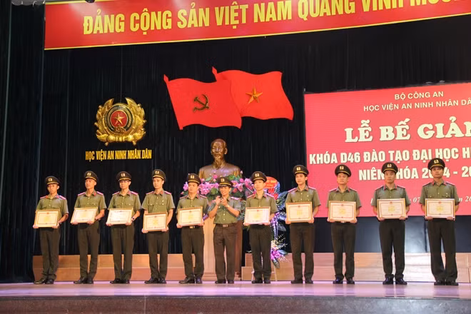 Tặng Bằng khen của Tổng cục Chính trị CAND cho các học viên giỏi toàn khóa tiêu biểu