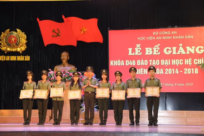 Thiếu tướng Nguyễn Quý Khoát, Phó Giám đốc Học viện ANND tặng Giấy khen của Học viện cho 8 thí sinh tốt nghiệp xuất sắc các chuyên ngành