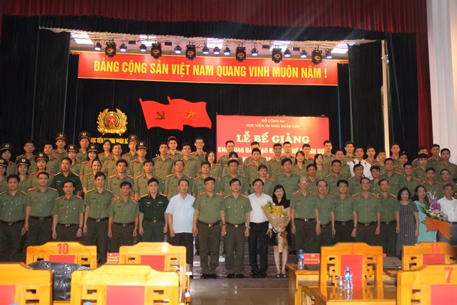 Học viên Khóa D46 với các đại biểu dự buổi lễ