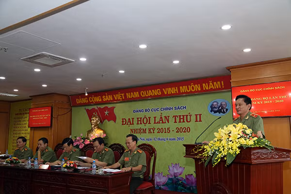 Thiếu tướng Nguyễn Quang Chữ, Ủy viên Thường vụ Đảng ủy Tổng cục, Phó Tổng cục trưởng Tổng cục Chính trị CAND phát biểu chỉ đạo tại Đại hội.