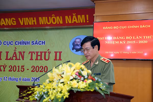 Thiếu tướng Phạm Xuân Bình, Bí thư Đảng ủy nhiệm kỳ 2010- 2015, Cục trưởng Cục Chính sách phát biểu tại Đại hội.