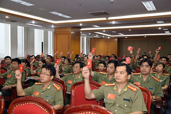 Các đảng viên Đảng bộ Cục Chính sách biểu quyết thông qua Nghị quyết Đại hội.