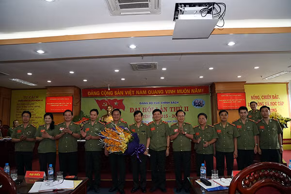 Trung tướng Trần Văn Nhuận, Thiếu tướng Nguyễn Quang Chữ, Phó Tổng cục trưởng Tổng cục Chính trị CAND và các đại biểu tặng hoa chúc mừng Ban Chấp hành Đảng bộ lần thứ II, nhiệm kỳ 2015-2020 Cục Chính sách.