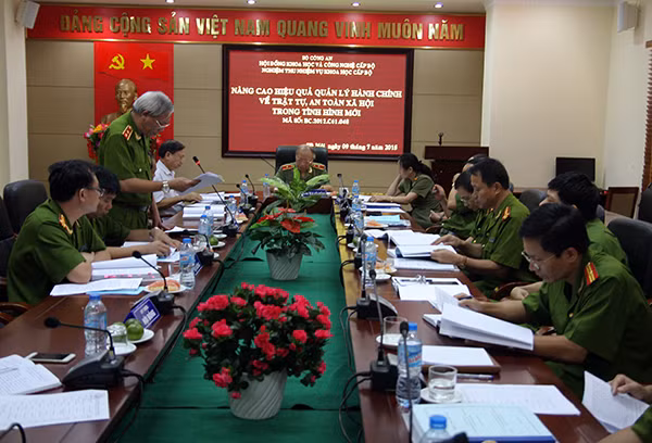 Các đại biểu tại buổi nghiệm thu. Ảnh Việt Hưng.