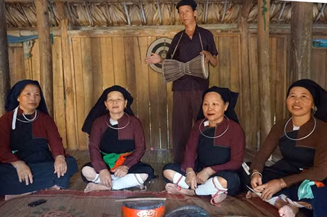 Hát Sình Ca tại một buổi họp họ ở thôn Xóm Mới, xã Quang Yên. Ảnh: Vũ Hương.