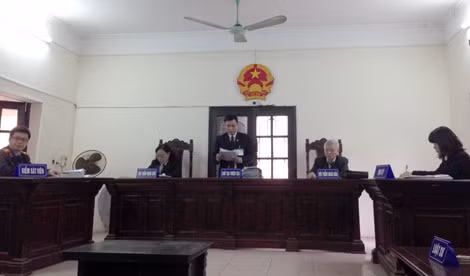 Phiên xét xử sơ thẩm.