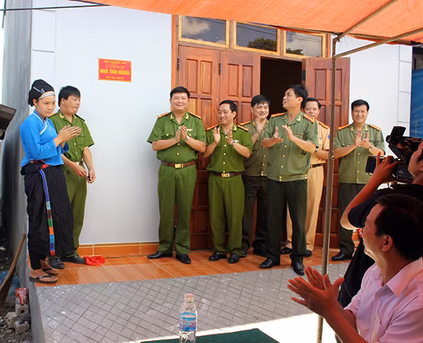 Công an tỉnh trao nhà tình nghĩa tặng CBCS có hoàn cảnh khó khăn. Công an tỉnh trao nhà tình nghĩa tặng CBCS có hoàn cảnh khó khăn.