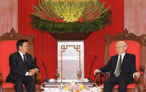 Tổng Bí thư Nguyễn Phú Trọng và đồng chí Thoong-lun Xi-xu-lít tại buổi tiếp. Ảnh: TTXVN.