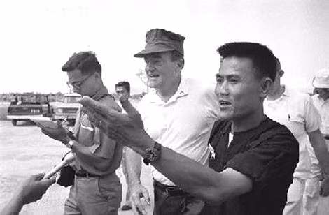 Một chỉ huy “xây dựng nông thôn” đang hướng dẫn quan thầy Mỹ đi thăm trung tâm huấn luyện.