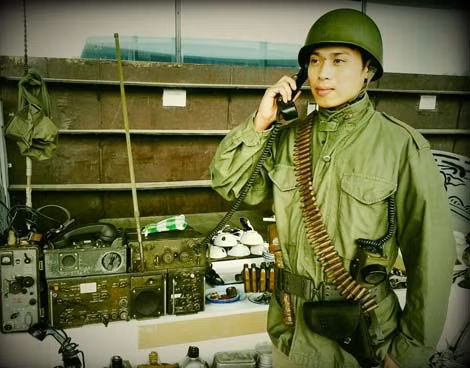 Thầy giáo Điệp rất hào hứng khi “hóa thân” thành anh bộ đội trong thời chiến.