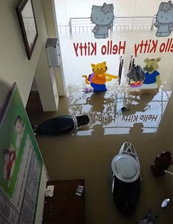 Nước ngập vào nhà dân.