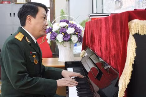 Thượng tá, nhạc sĩ Xuân Thủy.