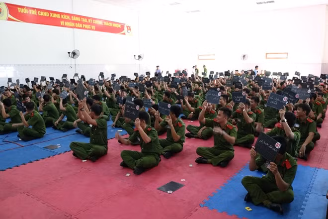 Các học viên hào hứng thi tìm hiểu lịch sử