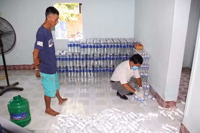 Lấy mẫu nước để phân tích, kiểm nghiệm.
