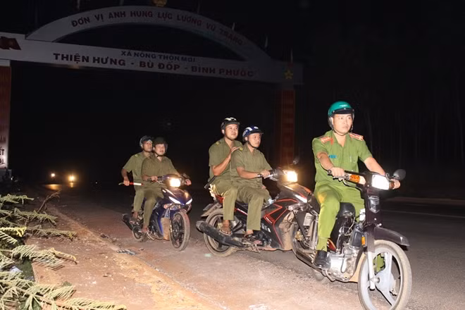 Đại úy Biện Xuân Hậu cùng đồng đội tuần tra đêm