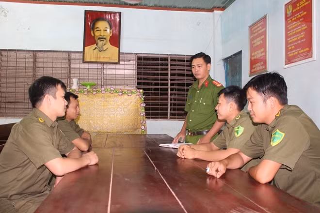 Đại úy Biện Xuân Hậu cùng tổ công tác họp bàn phương án đảm bảo ANTT