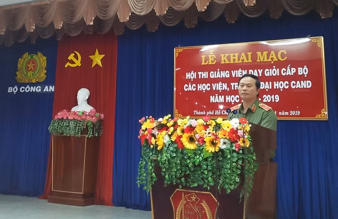 Thiếu tướng Bùi Minh Giám phát biểu tại Hội thi