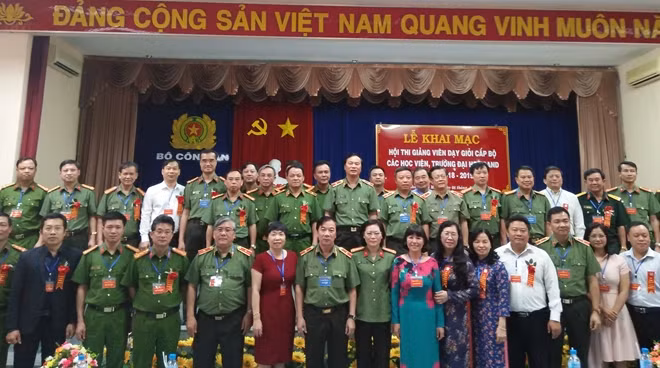 Các đại biểu chụp ảnh lưu niệm tại Hội thi