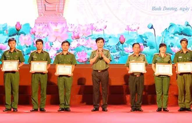 Các tập thể, cá nhân được khen thưởng