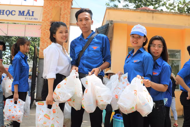 Thanh niên tình nguyện tất bật trao tặng những suất cơm miễn phí tại điểm thi Trường THPT Nguyễn Du