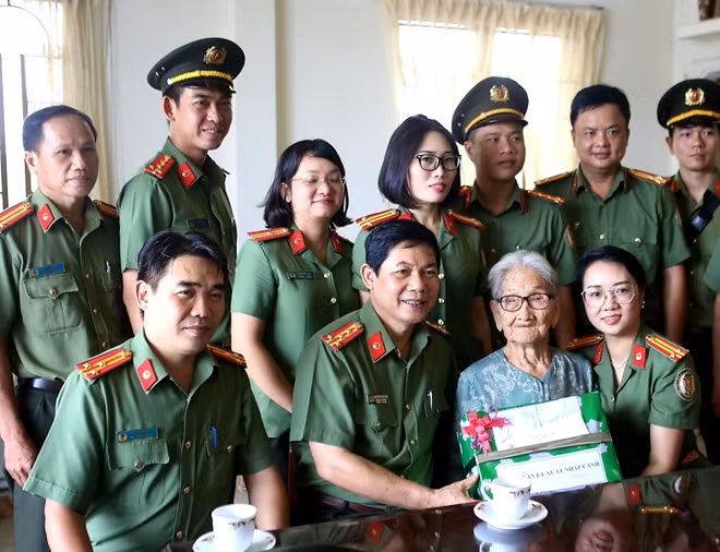 Đoàn thăm hỏi, tặng quà tri ân Mẹ Việt Nam Anh hùng Lê Thị Khởi
