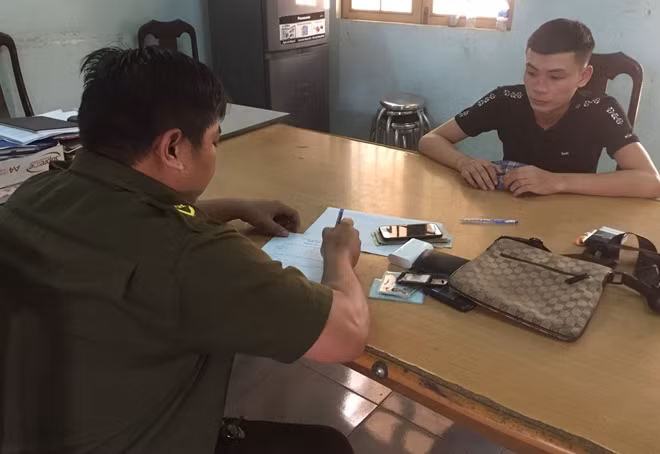 Công an làm việc với đối tượng bị tố cáo cho vay nặng lãi