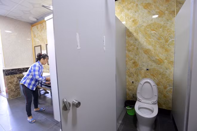 Bên trong nhà vệ sinh hiện đại đã bị đập bỏ