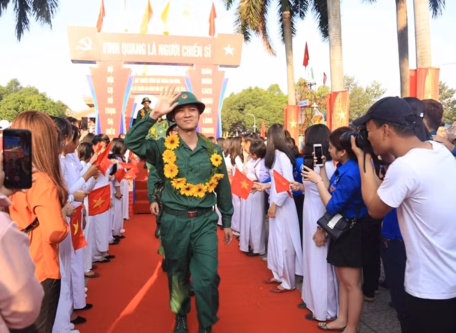 Tân binh bước qua “Cầu vinh quang” với lời hứa quyết tâm hoàn thành trách nhiệm công dân của mình trước khi lên xe về đơn vị