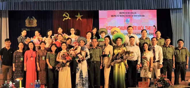 Các đại biểu cùng thí sinh tại hội thi