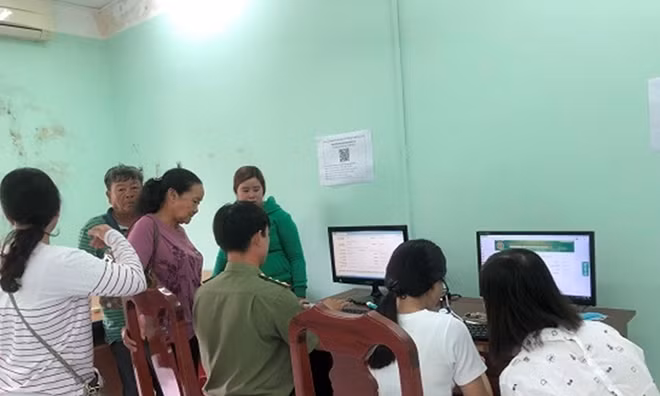 Cán bộ Công an hướng dẫn công dân đăng ký tờ khai điện tử