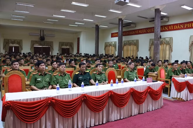Các đại biểu dự buổi lễ.